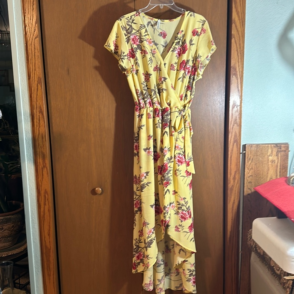 Anna & Sarah Co. floral dress. Maxi in back.V-neck.Cap sleeves. 1xl.